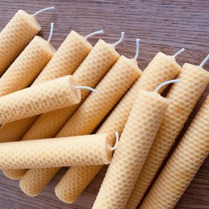 Gerollte Bienenwachskerze