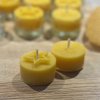 Teelichter mit Motiv aus Bienenwachs