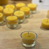 Teelichter aus Bienenwachs mit Glas