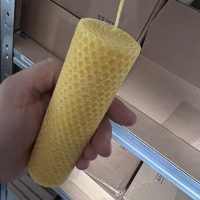 Gerollte Kerzen im Wabendesign